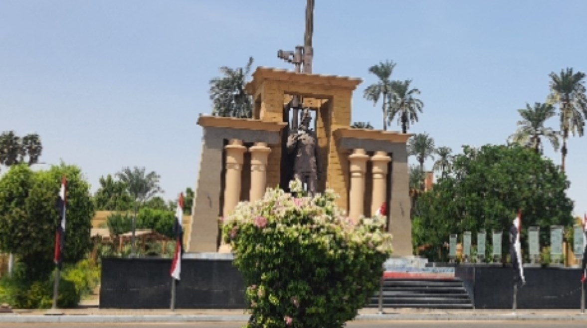 بأعلام مصر والورود تزيين محيط النصب التذكارى 