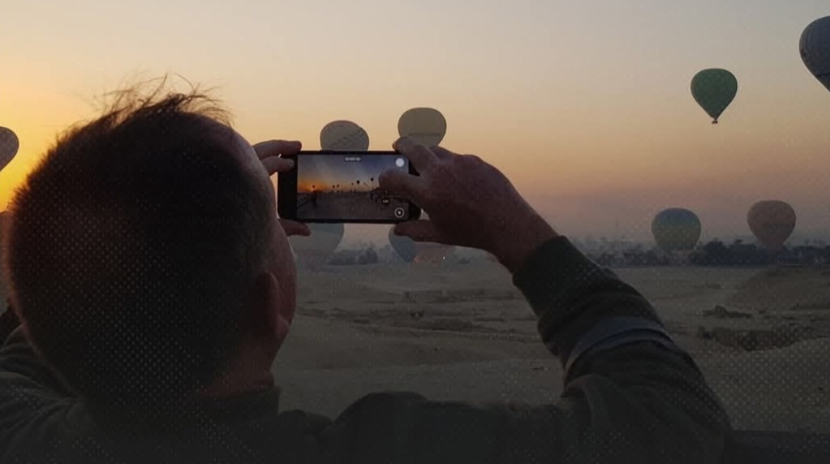 البالون الطائر يزين سماء الأقصر 