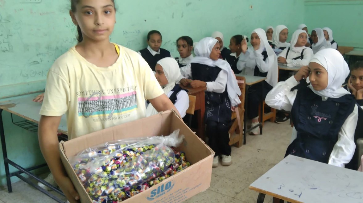 جنا توزع الحلوى على الطالبات بقنا