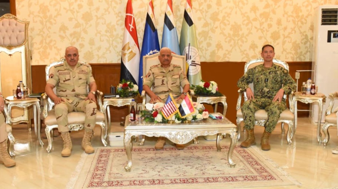  القائد العام للقوات المسلحة، وزير الدفاع والإنتاج الحربي، الفريق أول عبدالمجيد صقر خلال متابعته تدريب "النجم الساطع 2025"