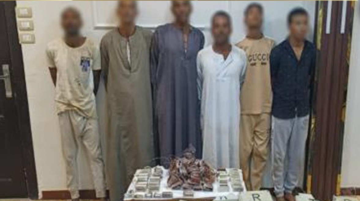 المتهمون وجانب من المضبوطات المتهمون وجانب من المضبوطات