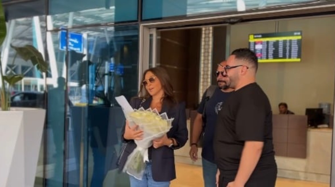 إليسا في مطار القاهرة