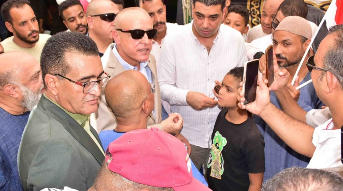 صغير يستوقف محافظ الأقصر صغير يستوقف محافظ الأقصر