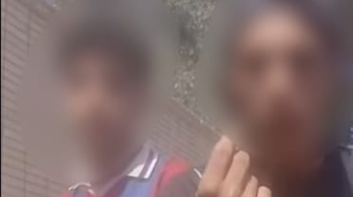 اعتداء شابين على سيدة منعتهما من الوقوف أمام مدرسة للفتيات