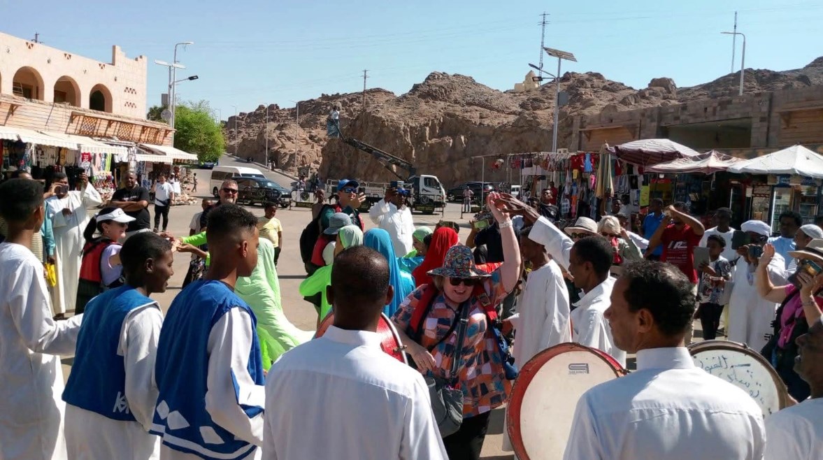 الاحتفال باليوم العالمى للسياحة ترحيب بالأفواج السياحية وتوزيع هدايا وبروشورات بساحة مرسى معابد فيله باسوان