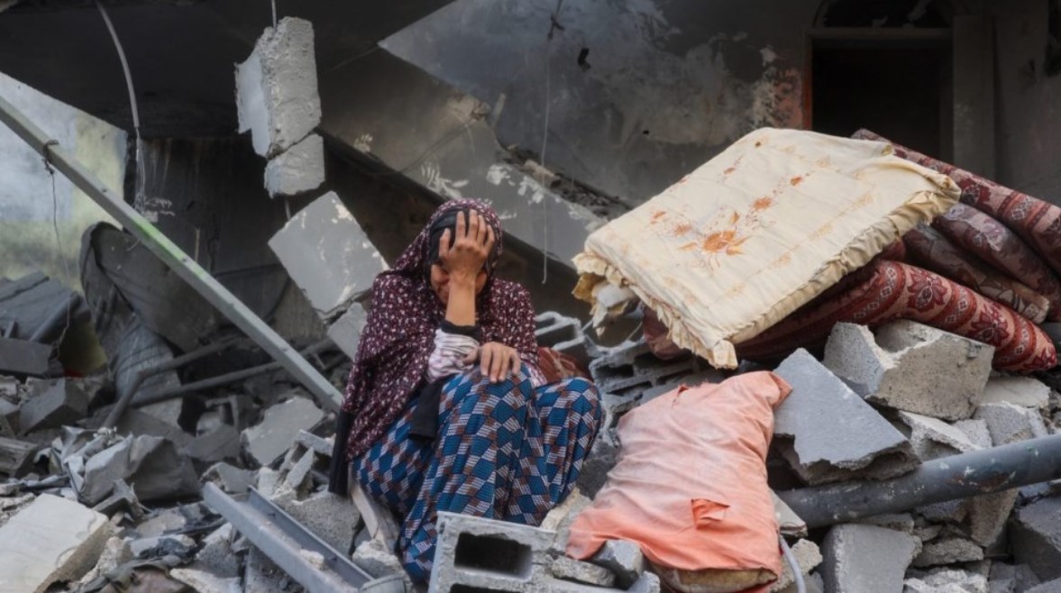 فلسطينية تجلس فوق ركام منزلها الذي دمره الاحتلال- أرشيفية فلسطينية تجلس فوق ركام منزلها الذي دمره الاحتلال- أرشيفية