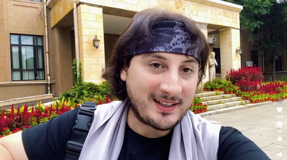 شاب يوثق زيارته للسفارة المصرية في بكين شاب يوثق زيارته للسفارة المصرية في بكين