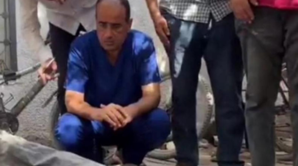 الدكتور محمد أبو سلمية أثناء استقبال جثامين أفراد أسرته الدكتور محمد أبو سلمية أثناء استقبال جثامين أفراد أسرته