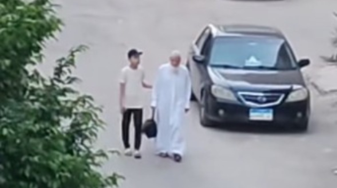 مساعدة محمود للرجل الكفيف مساعدة محمود للرجل الكفيف