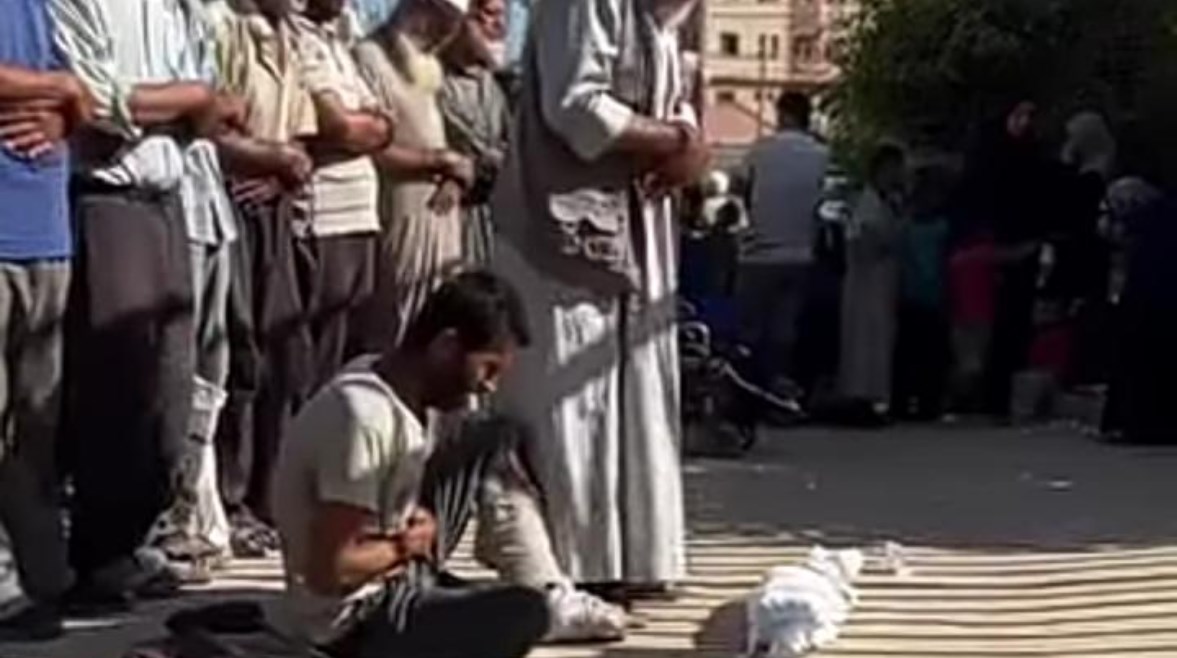أب في جنازة أبنه