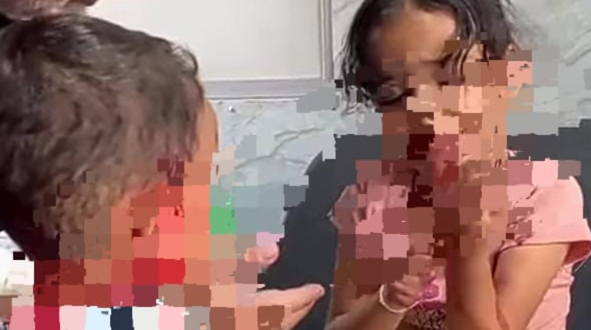 الطفلة وشقيقها الطفلة وشقيقها