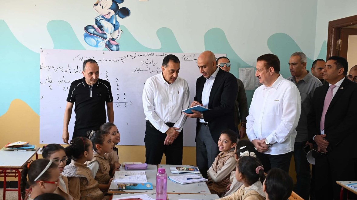 رئيس الوزراء يتفقد مدرسة الشهيد سامح طاحون الابتدائية بقرية شما