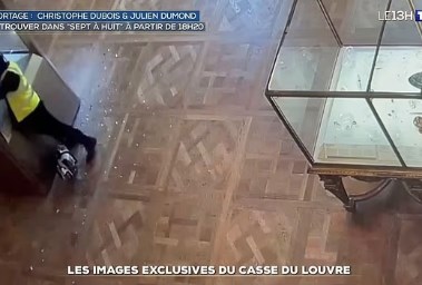 أحد اللصوص بمتحف اللوفر