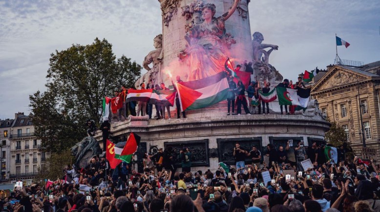 مباراة منتخب مصر تُعرض على شاشة عملاقة في قلب باريس