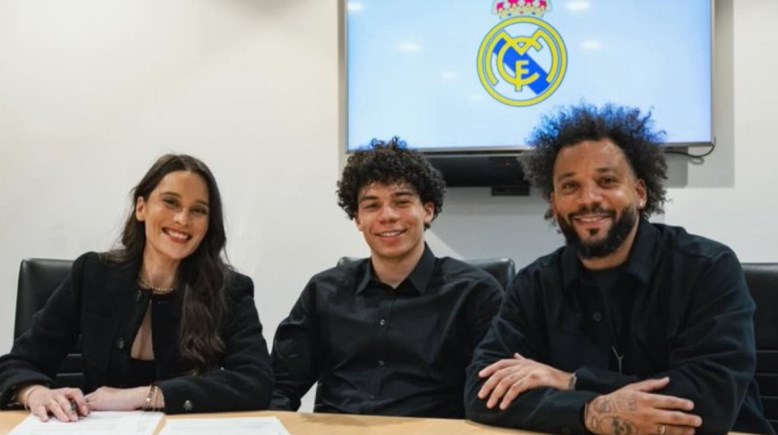 مارسيلو رفقة نجله أثناء توقيع أول عقد احترافي مع ريال مدريد