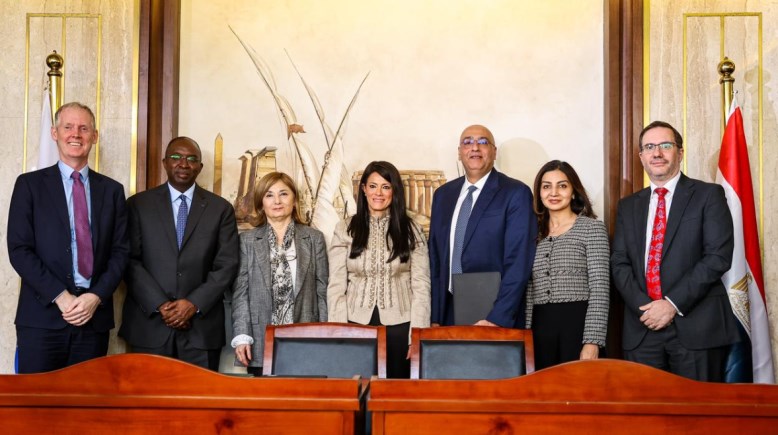 جانب من التوقيع