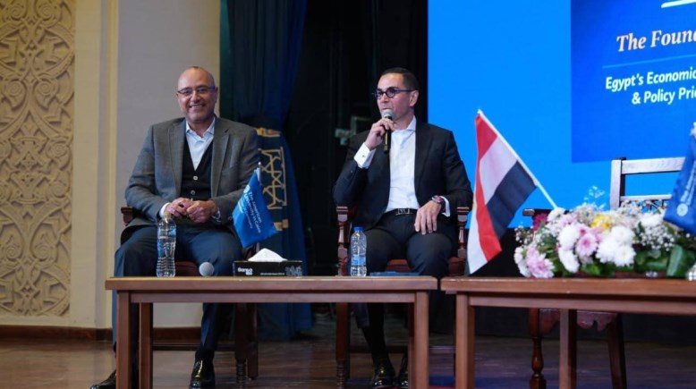 وزير الاستثمار حسن الخطيب خلال جلسة نقاشية بالجامعة الأمريكية بالقاهرة