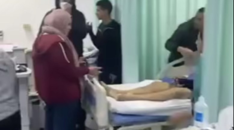 جانب من فيديو الشاب الذي يتهم المستشفى بالإهمال الطبي