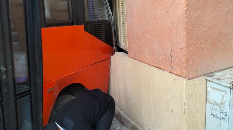 أتوبيس يقتحم شقة سكنية في مدينة بدر