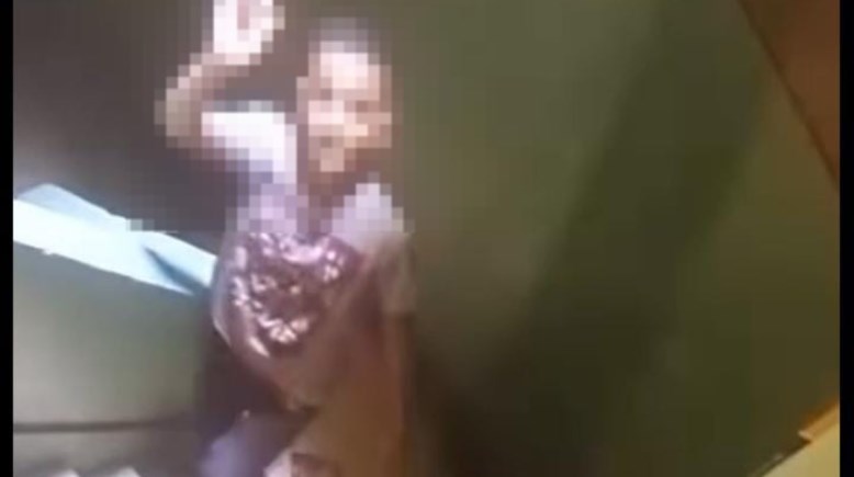 طفل يقوم بحركات غير لائقة أمام منزل السيدة