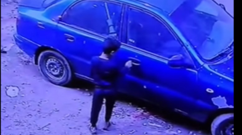 طفل يسرق سيارات 