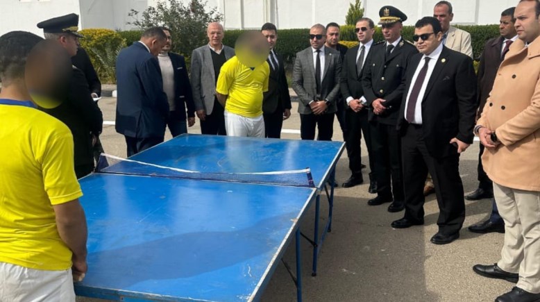 فريق من النيابة العامة يجري تفتيشًا