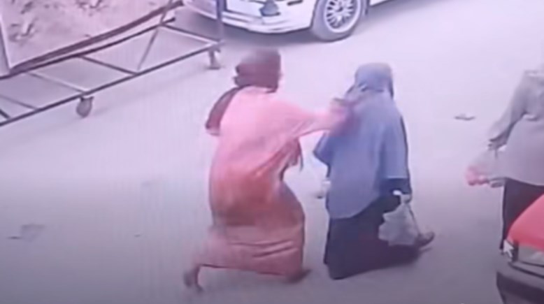  اعتداء فتاة معاقة ذهنيا على المارة