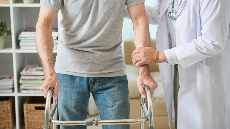 جلسات العلاج الطبيعي - أرشيفية