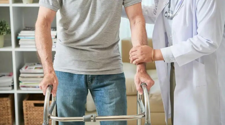 جلسات العلاج الطبيعي - أرشيفية