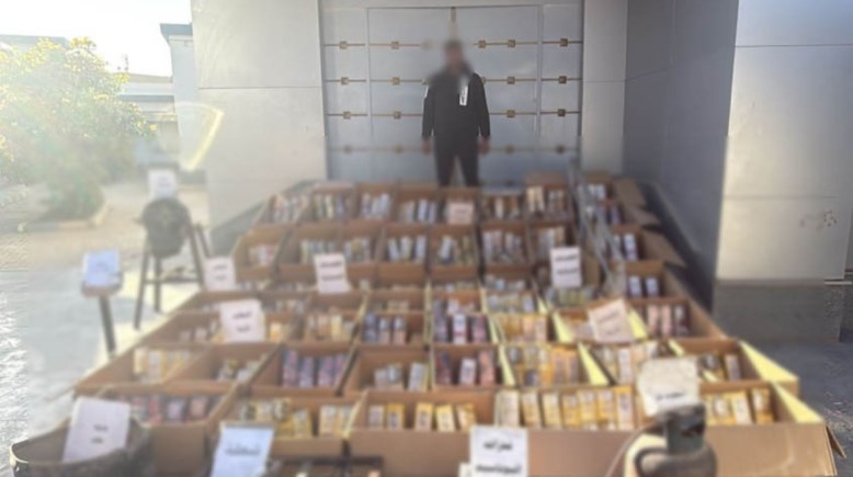 العامل وبحوزته 700 الف قطعة نارية