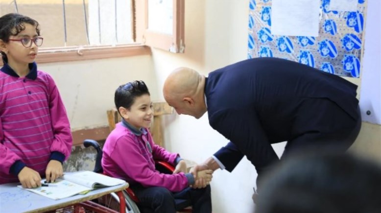 وزير التعليم وطالب دمج