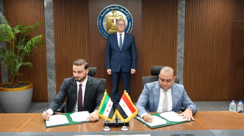 جانب من التوقيع