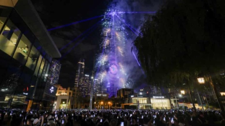 دبي تستقبل العام الجديد بعرض مذهل للألعاب النارية 