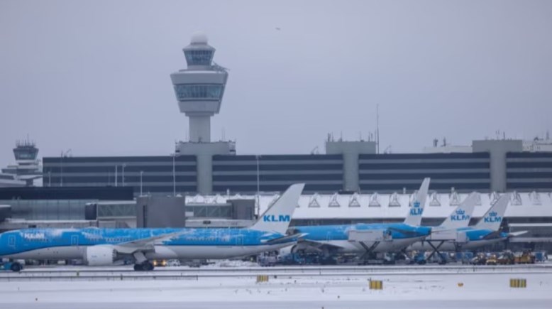 الثلوج تلغي عشرات الرحلات الجوية في هولندا 