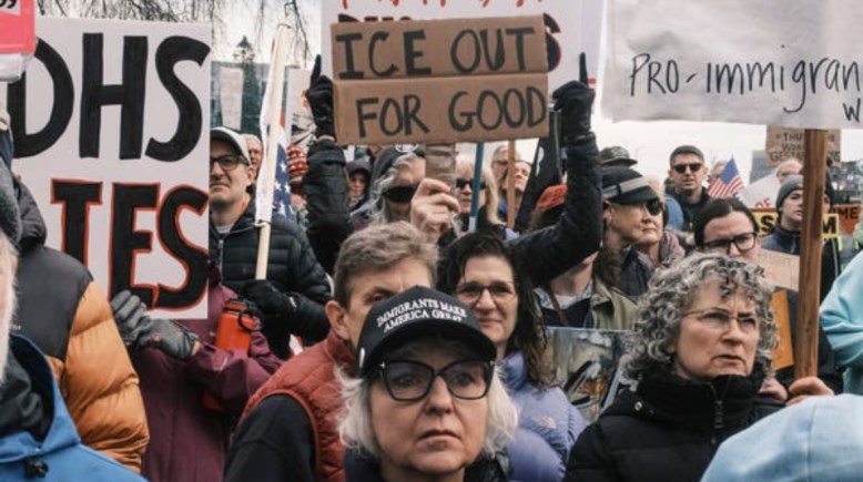 احتجاجات في المدن الأمريكية ضد هيئة الهجرة والجمارك الأمريكية 