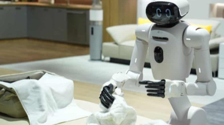 روبوت LG CLOiD يطوي الملابس في جناح شركة إل جي إلكترونيكس بمعرض الإلكترونيات الاستهلاكية CES 2026