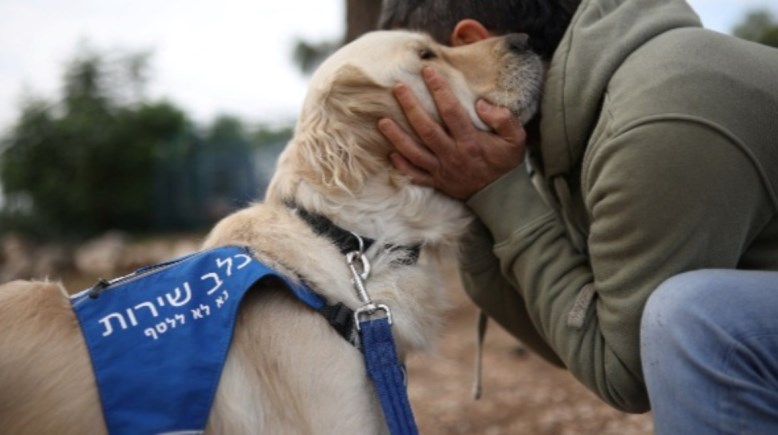 إسرائيلي يحتضن كلب