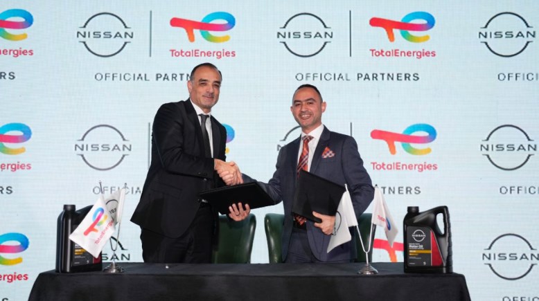 محمد عبد الصمد يصافح معتز نزال بعد التوقيع 