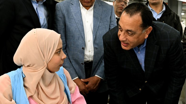 مدبولي يحاور "فتيات الصعيد" بمصانع الملابس بالمنيا