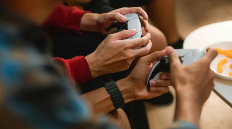 اللعب الالكتروني