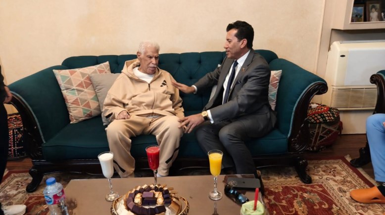 حسن شحاتة وأشرف صبحي وزير الرياضة 