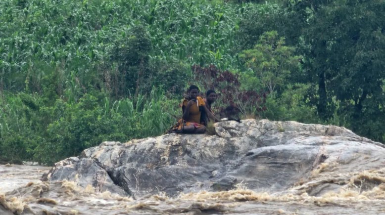 الزوجان أثناء تواجدهما على الصخرة بموزمبيق