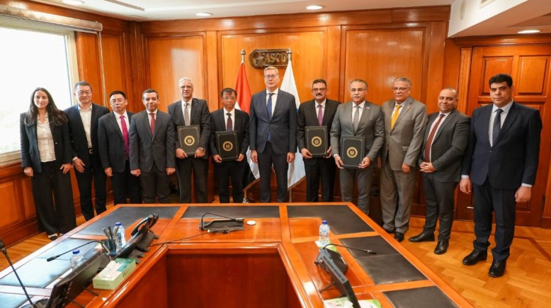 جانب من التوقيع