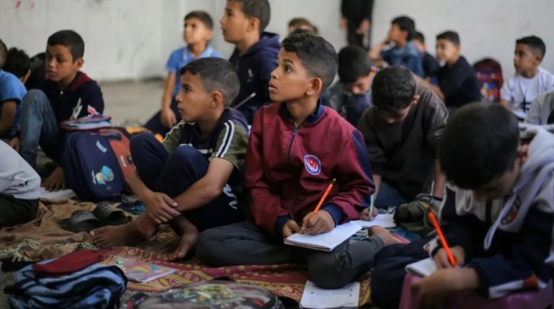 أطفال عزة يتلقون تعليمهم 