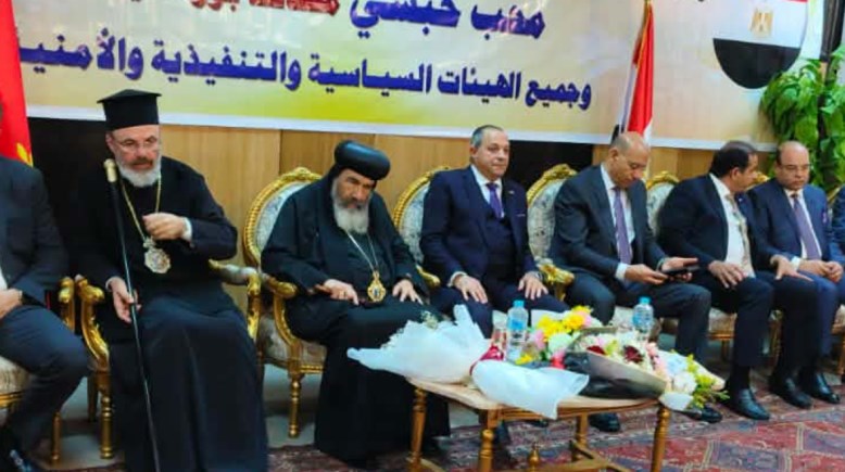 محافظ بورسعيد يزور الكاتدرائية ليشارك الإخوة الأقباط احتفالات عيد الميلاد المجيد
