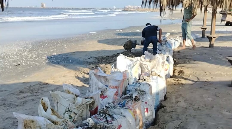 بشوال الرمل ومجرى بسيط.. شاب بورسعيدي يبتكر حلا ذكيا لحماية الشواطئ من النوات والمد والجزر