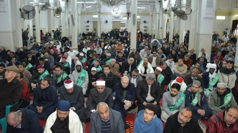 متسابقو بورسعيد الدولية يؤدون صلاة الجمعة بمسجد السلام وينشدون بساحة المسجد