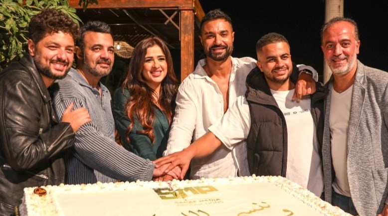 ياسمين عبد العزيز وكريم فهمي وأسرة مسلسل "وننسى اللي كان"