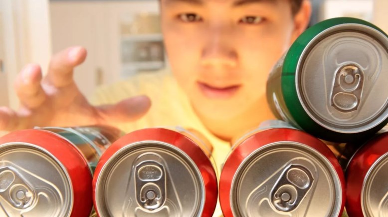 أضرار مشروبات الطاقة على المراهقين- تعبيرية