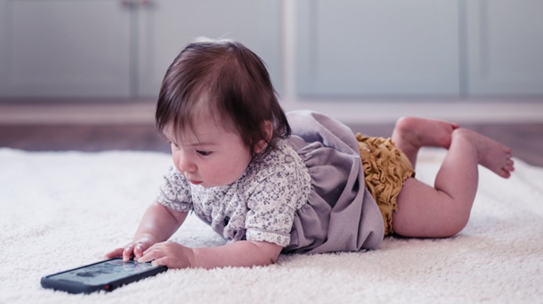 مشاهدة الأطفال للشاشات- تعبيرية